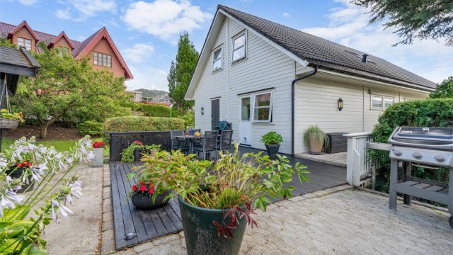 Tomten er pent opparbeidet med flere uteplasser og grøntarealer.