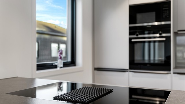 Platetopp med integrert avtrekk gir en ren og åpen kjøkkenløsning.