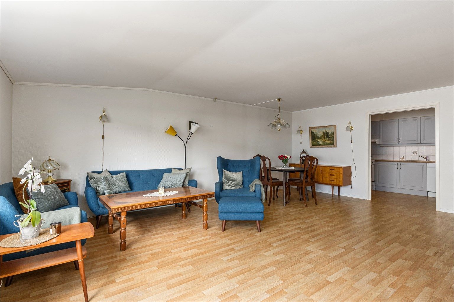 Stuen har en åpen og romslig utforming med plass til både sofagruppe og spisebord.