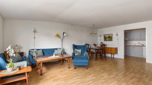 Stuen har en åpen og romslig utforming med plass til både sofagruppe og spisebord.