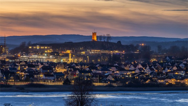 Magisk kveldspanorama med utsikt over fjorden og byens lys.