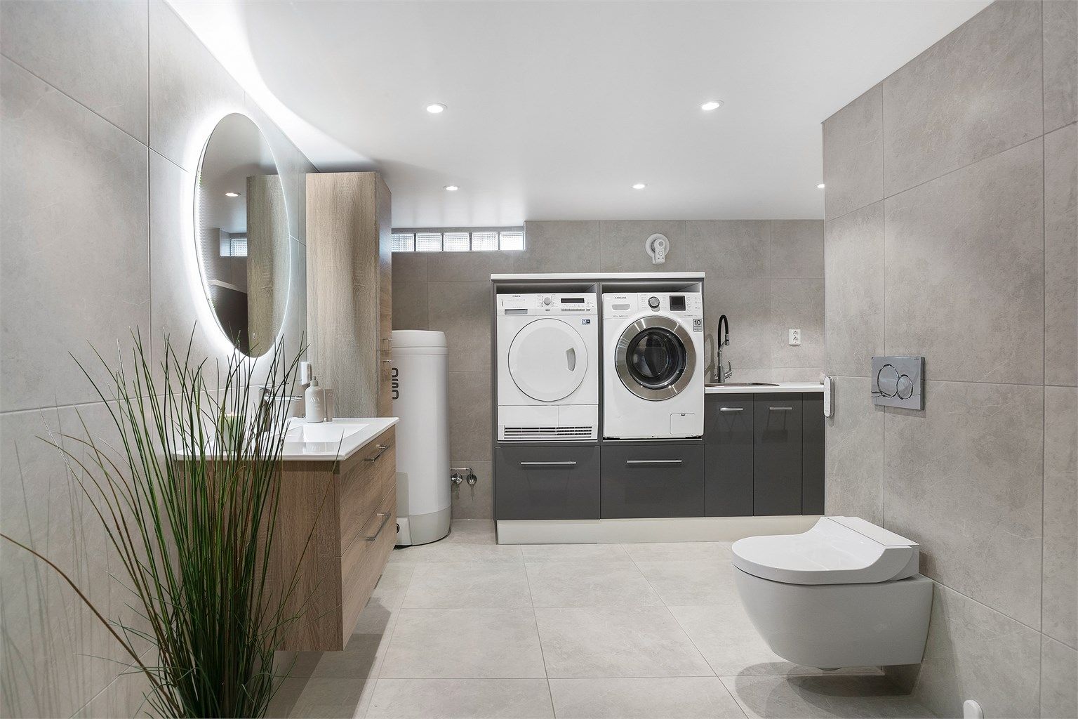 Boligens store bad/vaskerom i kjelleren ble rehabilitert av fagfolk i 2023. 