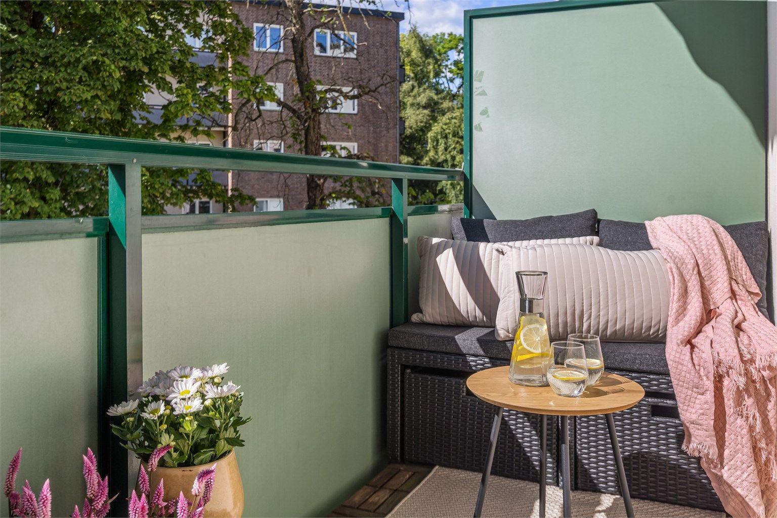 Hyggelig vestvendt balkong, her kan late sommerdager nytes.