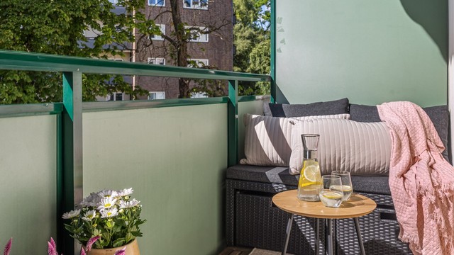 Hyggelig vestvendt balkong, her kan late sommerdager nytes.