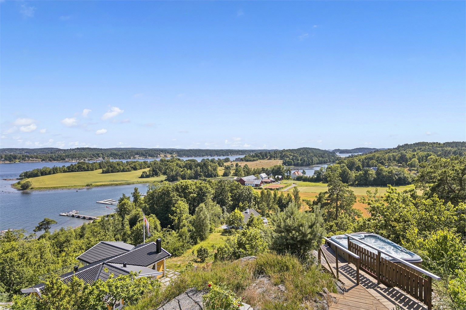 Nyt rolige og avslappende sommerdager med gode solforhold og naturens ro i usjenerte omgivelser.