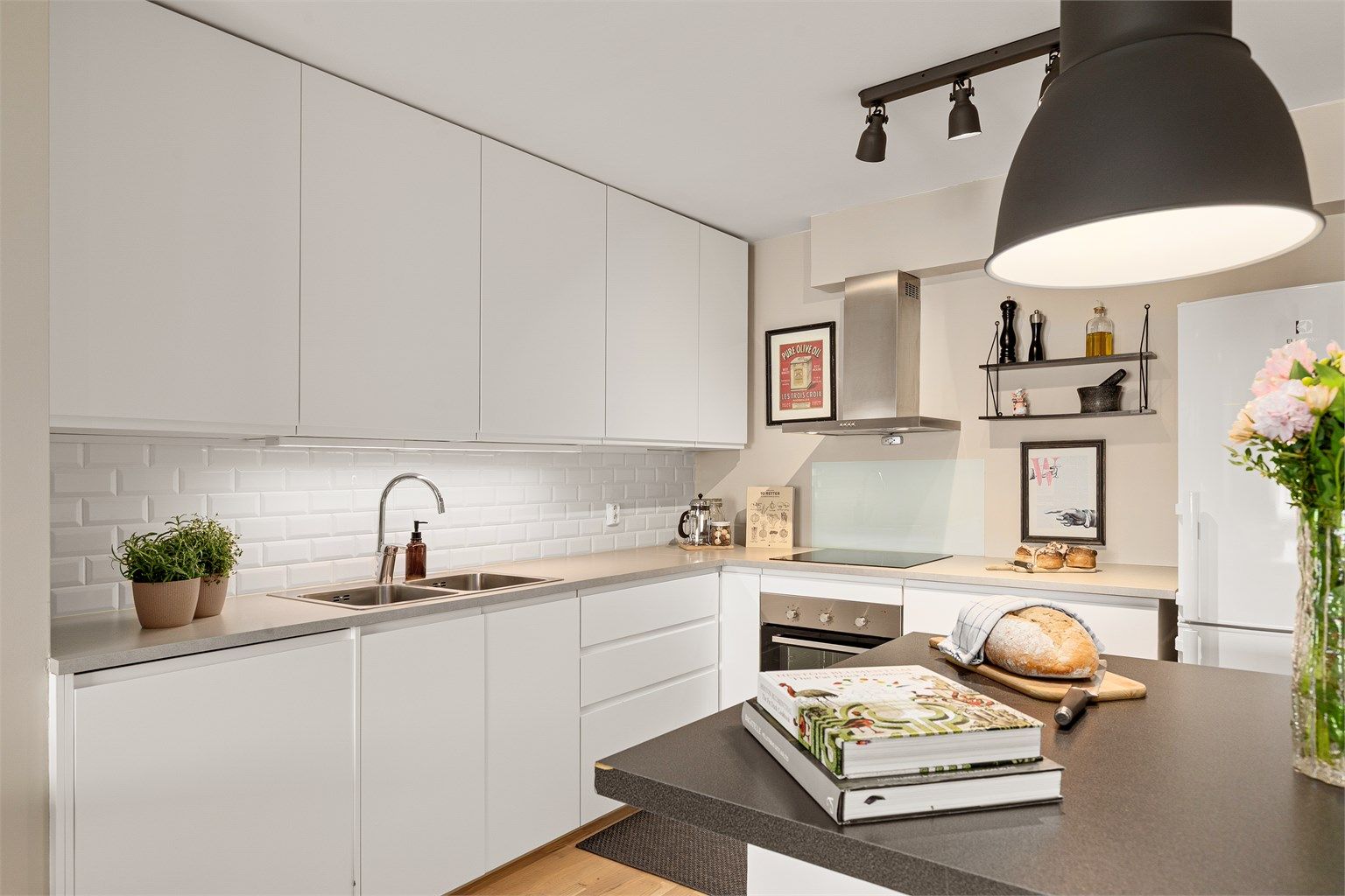 Rikelig med både skap- og benkeplass