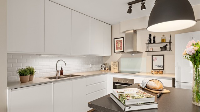 Rikelig med både skap- og benkeplass