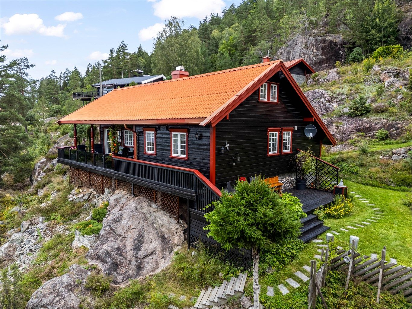 Pent opparbeidet uteområder og delvis naturtomt. 