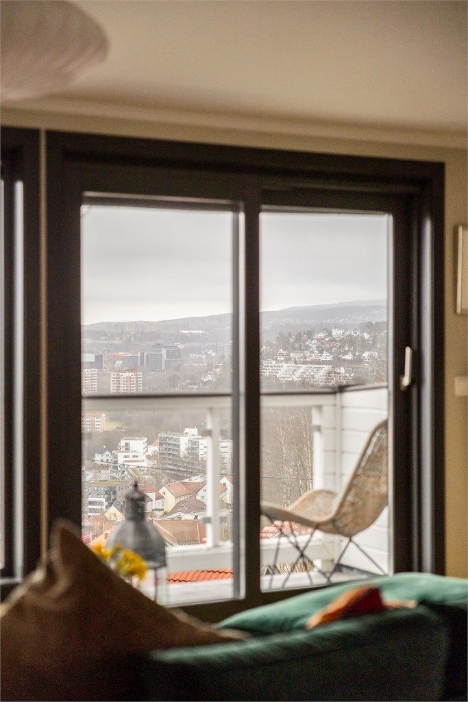 Fra stuen er det direkte utgang til balkongen gjennom en dør med 2-lags glass fra 2003.