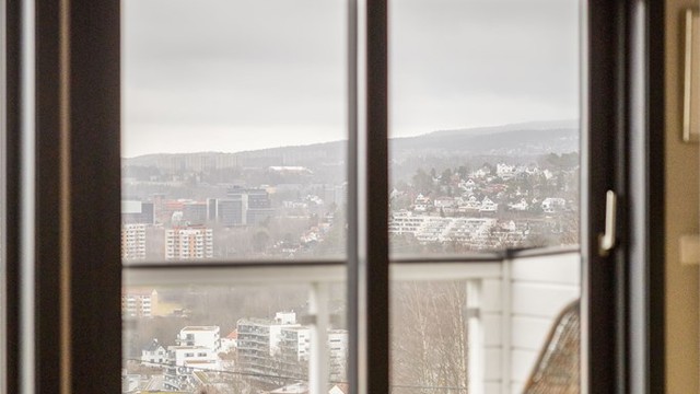 Fra stuen er det direkte utgang til balkongen gjennom en dør med 2-lags glass fra 2003.