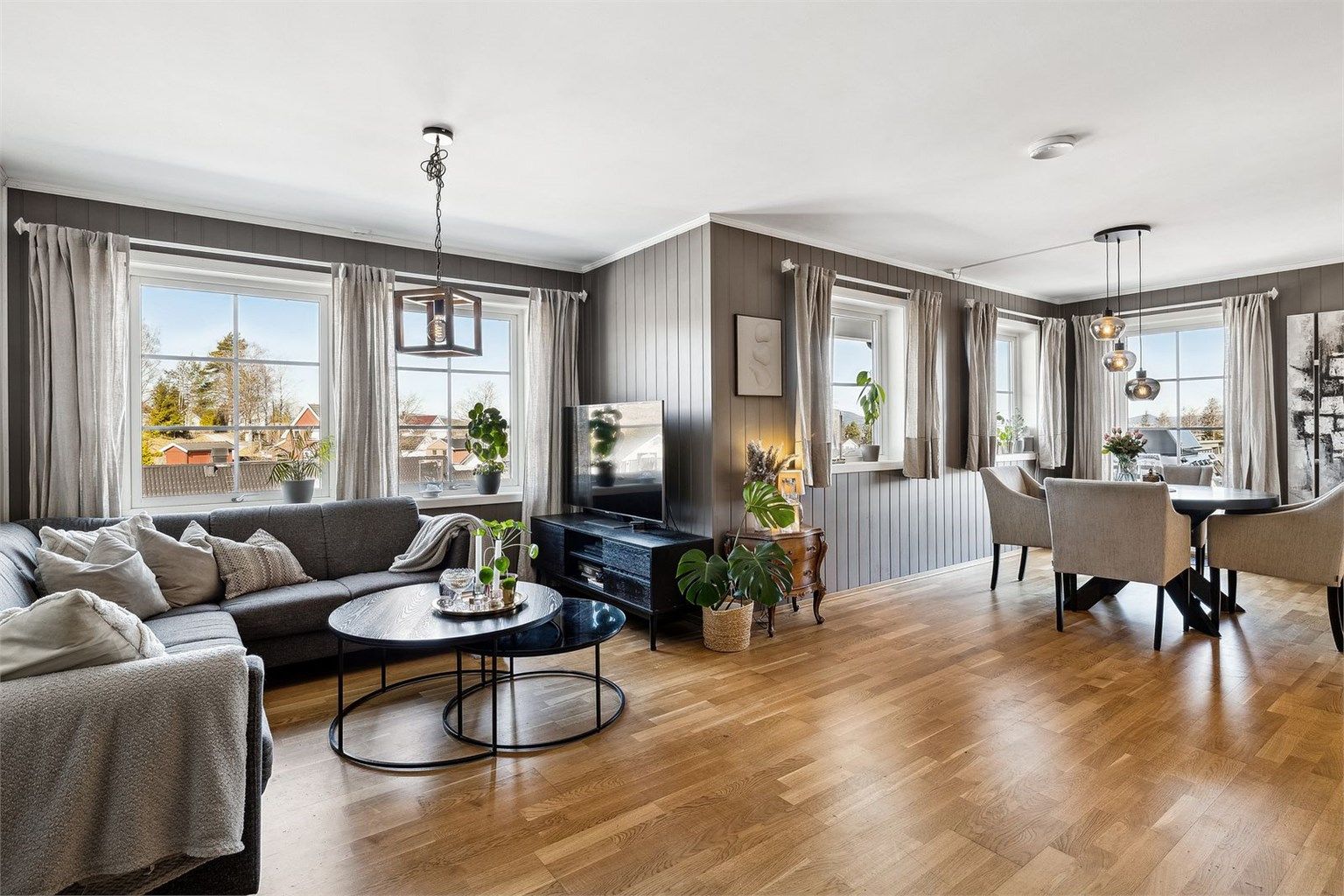 Stuen er romslig med god plass til tv-krok og en stor spisestue. Her kan man samle storfamilien og venner og kjente til hyggelige stunder. Utgang fra stue til uteplass. 