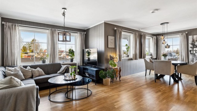 Stuen er romslig med god plass til tv-krok og en stor spisestue. Her kan man samle storfamilien og venner og kjente til hyggelige stunder. Utgang fra stue til uteplass.