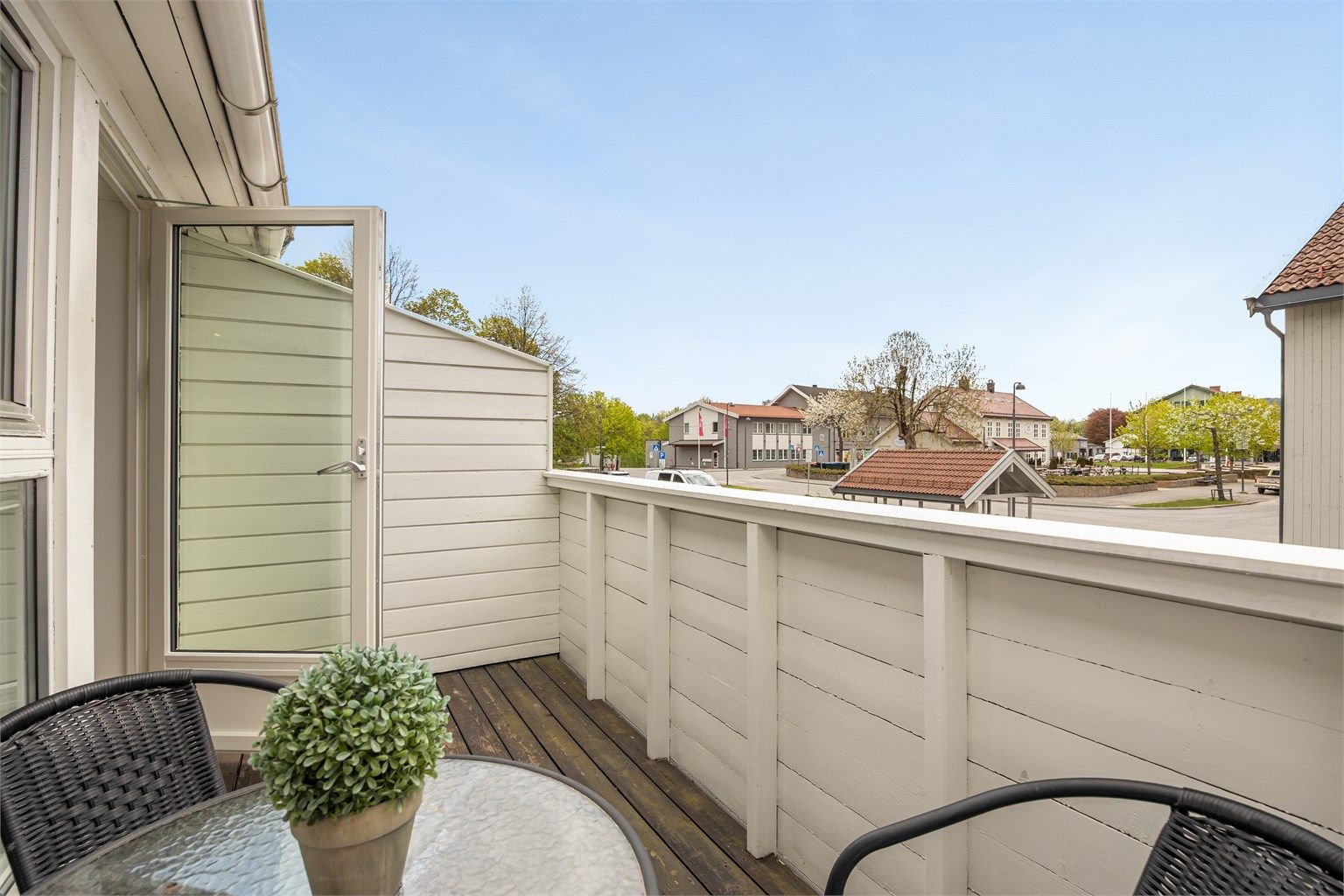 Verandaen i andre etasje har adkomst fra spisestuen og plass til en hyggelig sittegruppe.