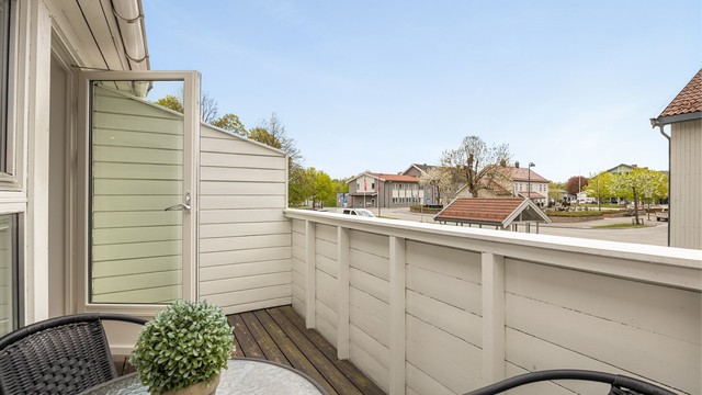 Verandaen i andre etasje har adkomst fra spisestuen og plass til en hyggelig sittegruppe.