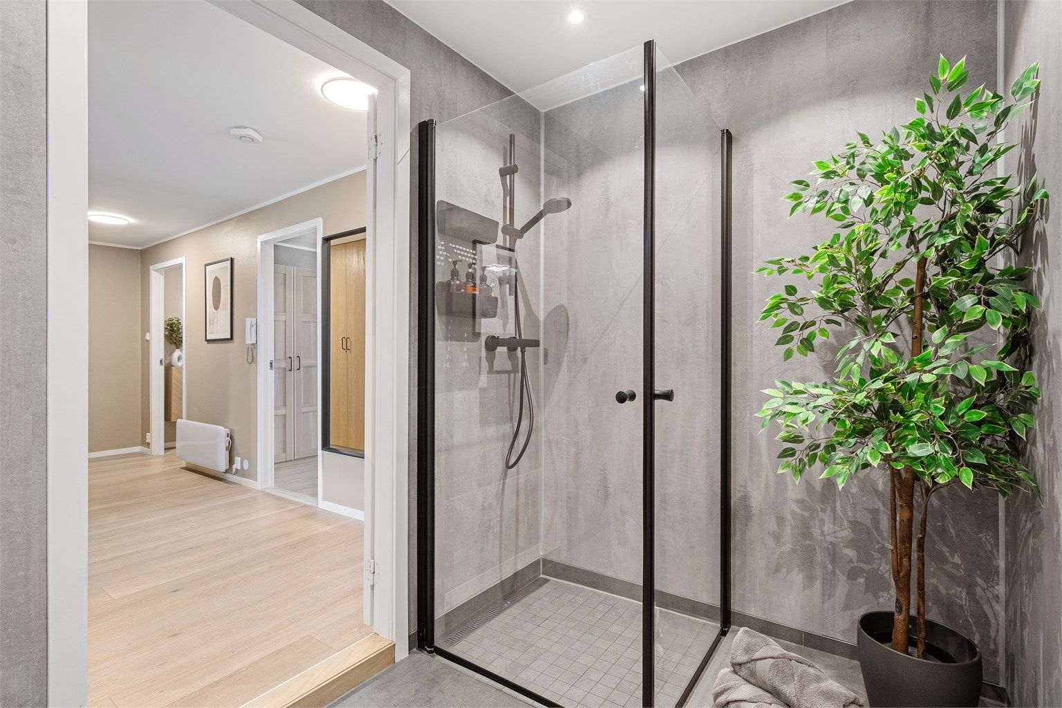 Fint bad som var pusset opp i 2021. Da slo de sammen bad og toalettrom til et stort. Ny sluk og gulvbelegg på vaskerom ble gjort av firma. 