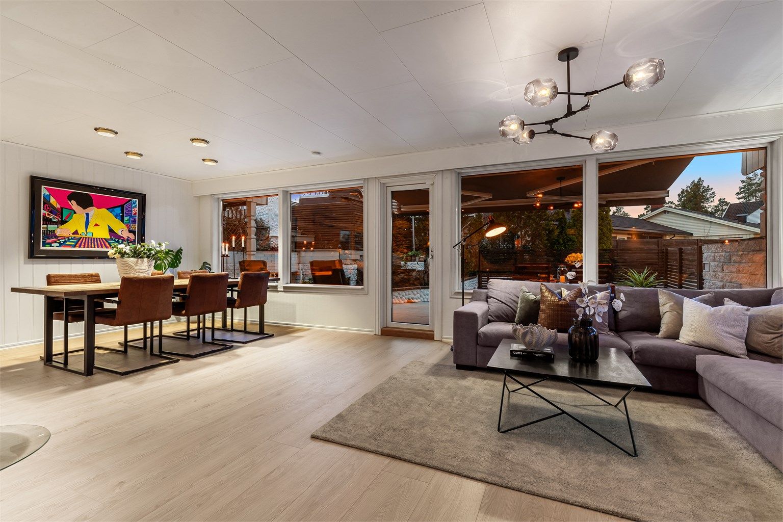 Romslig stue med god plass til sofagruppe og spisestue - Det er lagt nytt gulv i stuen 