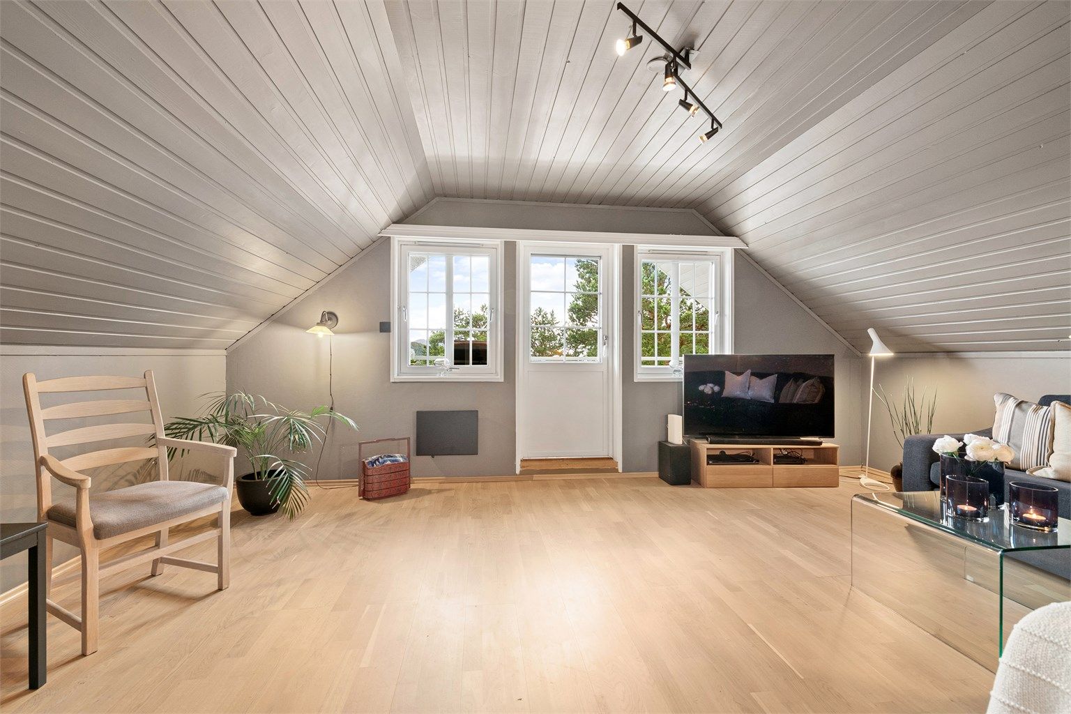 Loftstuen har parkettgulv og utgang til en vestvendt balkong.