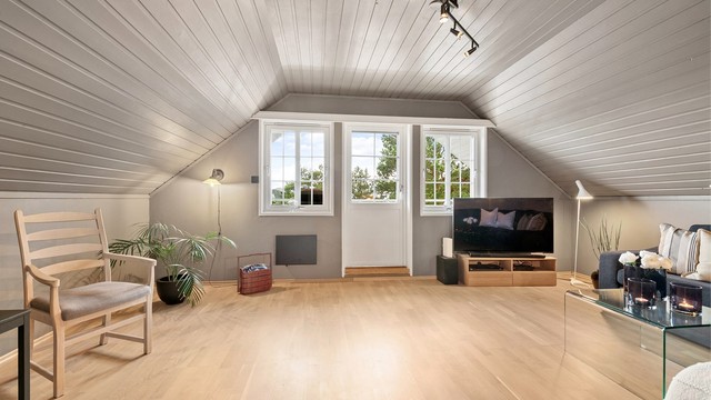 Loftstuen har parkettgulv og utgang til en vestvendt balkong.