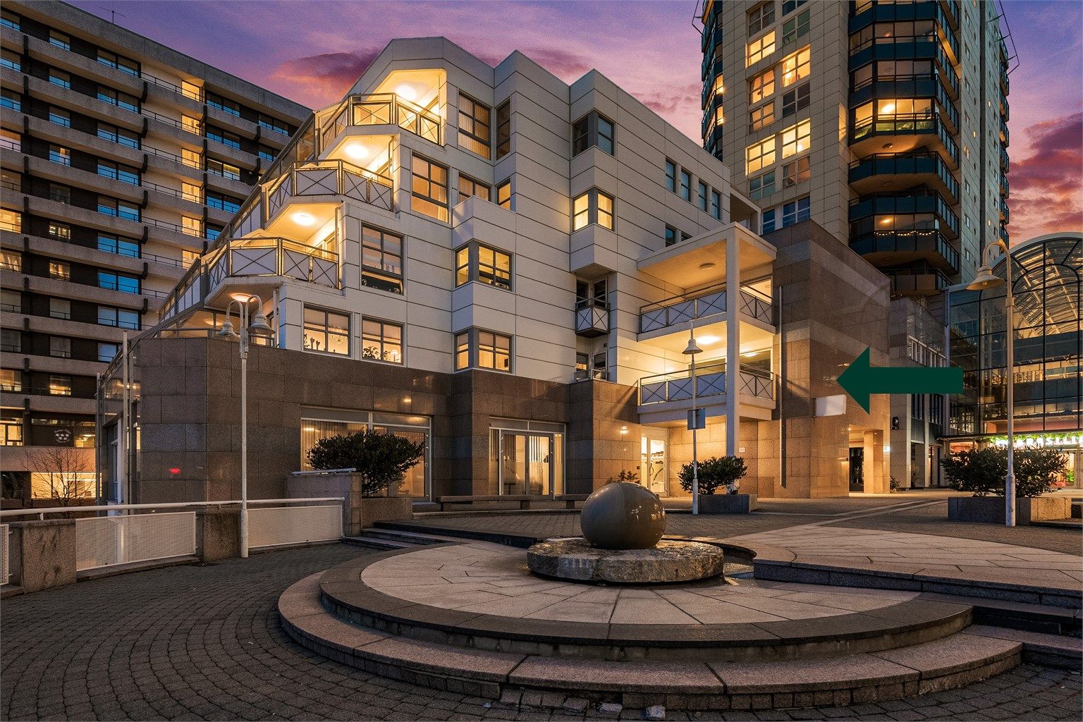 Leiligheten ligger i St. Olavs kvartalet, i 2.etg i lavblokken mot Breivannet. 
