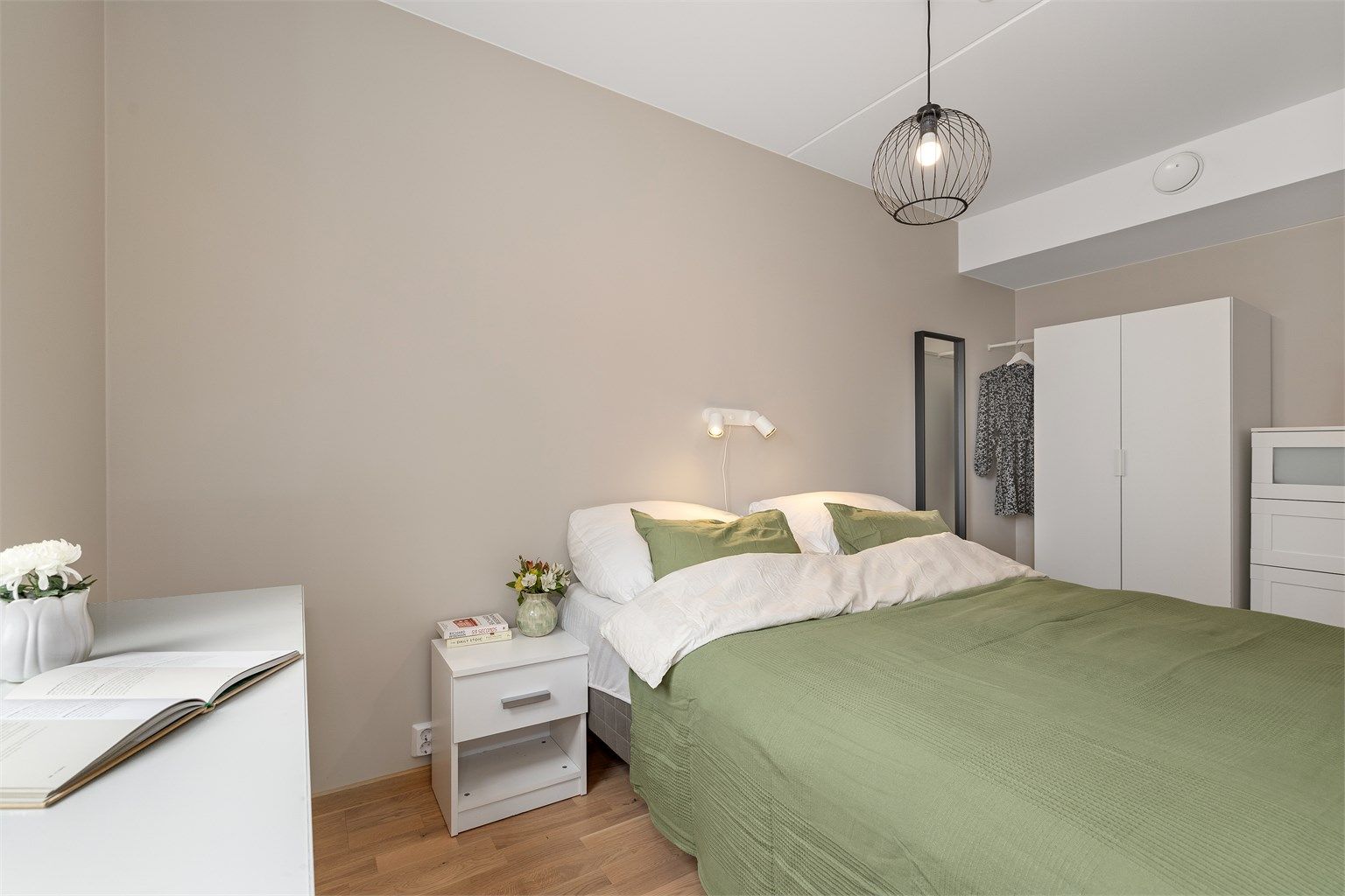 Soverommet er av god størrelse med plass til dobbeltseng og garderobeløsning.