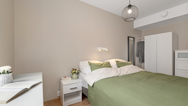 Soverommet er av god størrelse med plass til dobbeltseng og garderobeløsning.