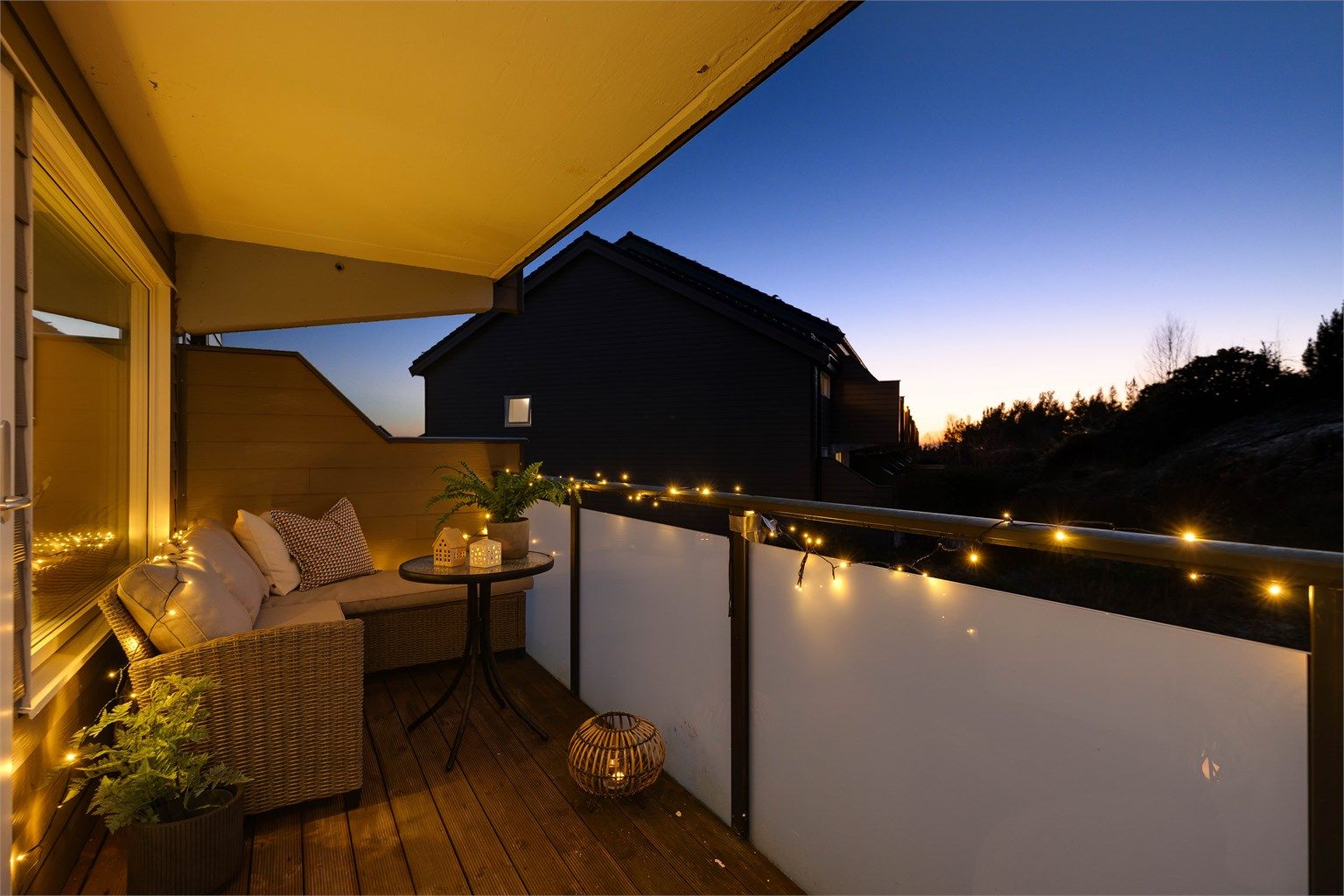 Koselig vestvendt altan med fin plass til utemøbler.