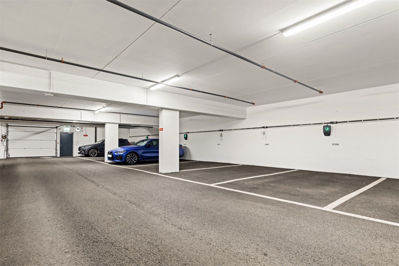 Til leiligheten følger det med en super parkeringsplass i oppvarmet garasjekjeller med egen el bil lader. Parkeringsplassen er tilvalg som kostet kr. 250.000,- 