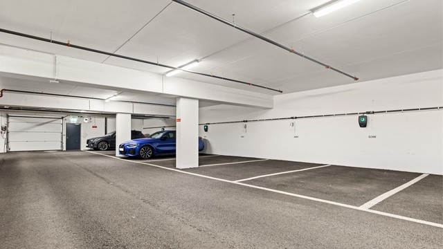 Til leiligheten følger det med en super parkeringsplass i oppvarmet garasjekjeller med egen el bil lader. Parkeringsplassen er tilvalg som kostet kr. 250.000,-