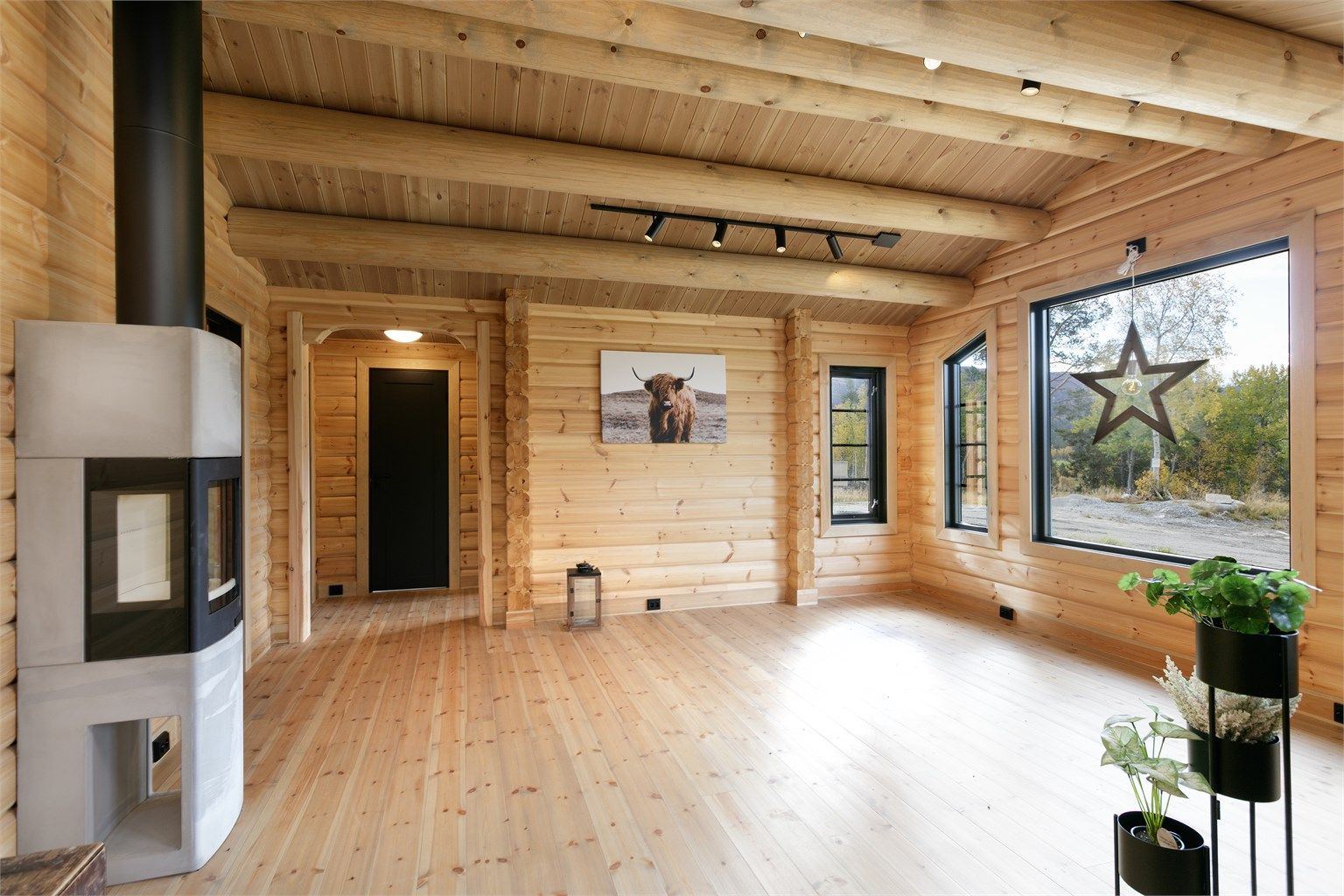 Stor og romslig stue/kjøkkenløsning med god plass til flere soner og sitteplasser. 