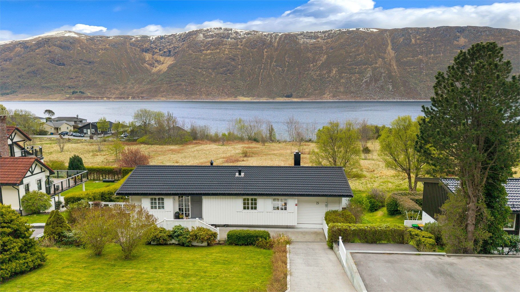 Beliggenheten byr på nærhet til sjøen med muligheter for bading og fiske