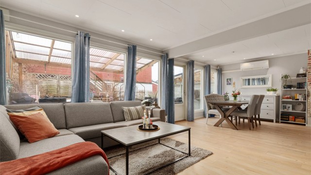 Stor stue med plass til ekstra spisestue eller en ekstra sofagruppe om ønskelig - Utgang til terrasse