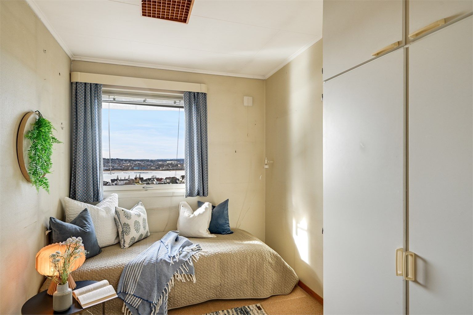 Soverom 2 passer perfekt som soverom eller kontor. 