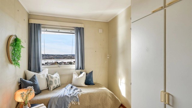 Soverom 2 passer perfekt som soverom eller kontor.