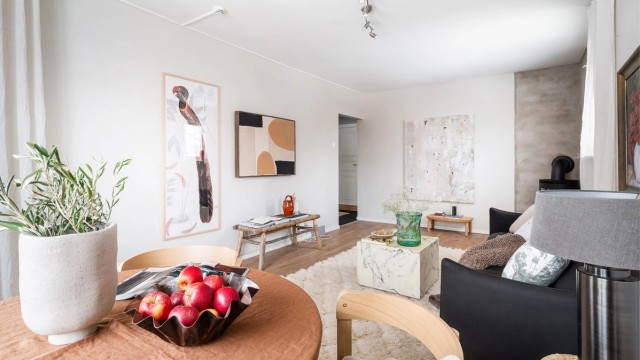 Den åpne følelsen mellom spiseplass og stue skaper et sosialt og innbydende rom.