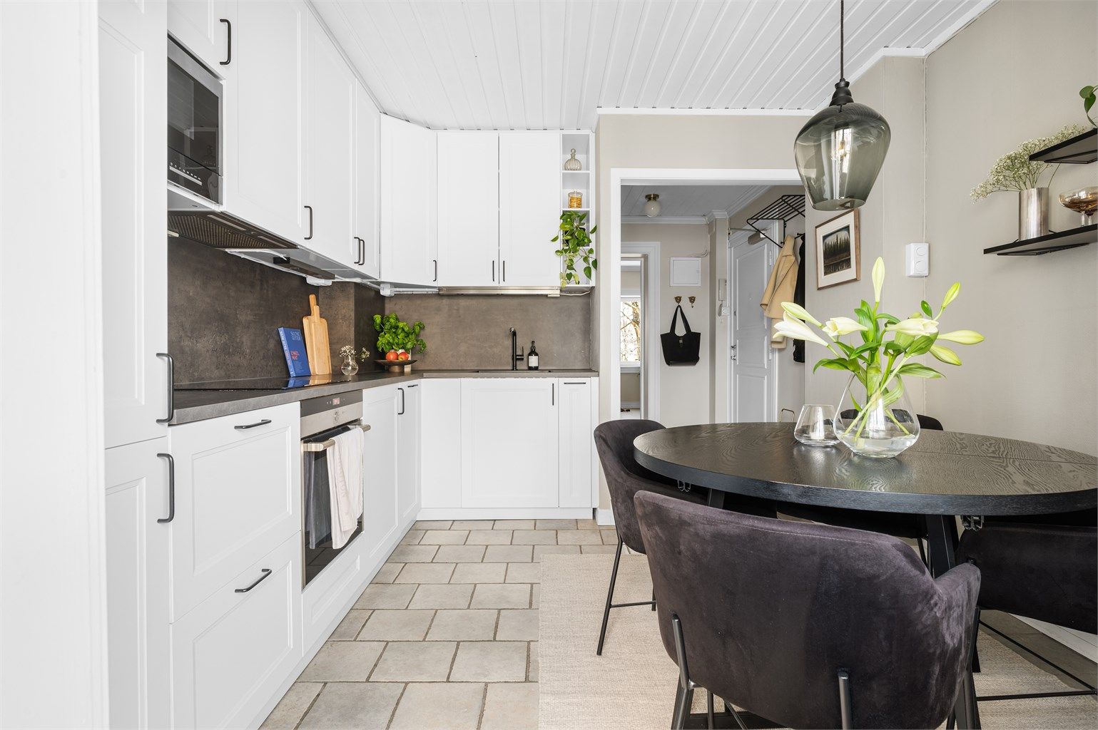 Det er rikelig med oppbevaringsplass i både skuffer og skap. 