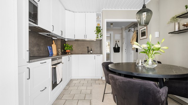 Det er rikelig med oppbevaringsplass i både skuffer og skap.