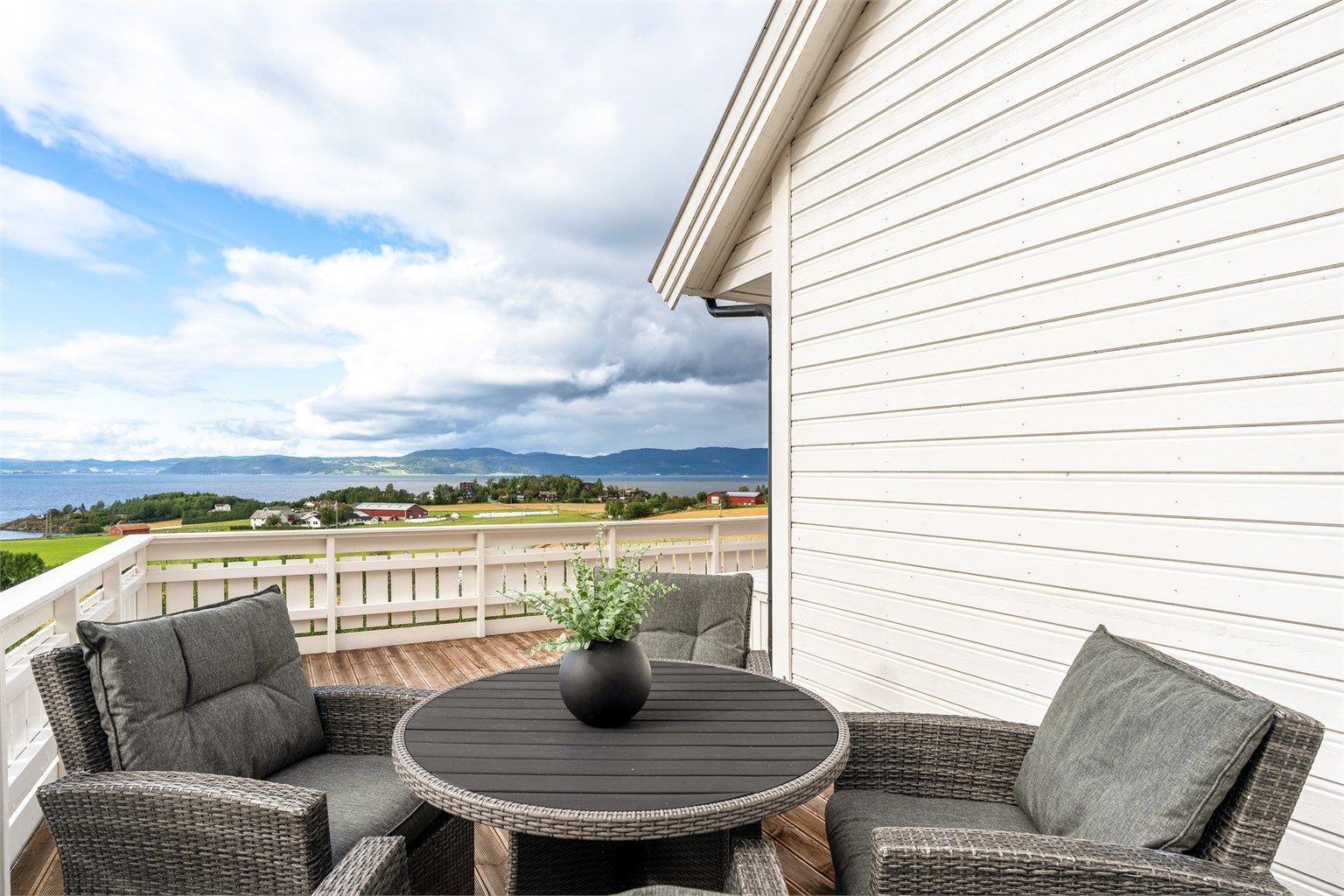 Fra stuen har man direkte utgang til en romslig veranda på hele 25 kvm med gode møbleringsmuligheter. 