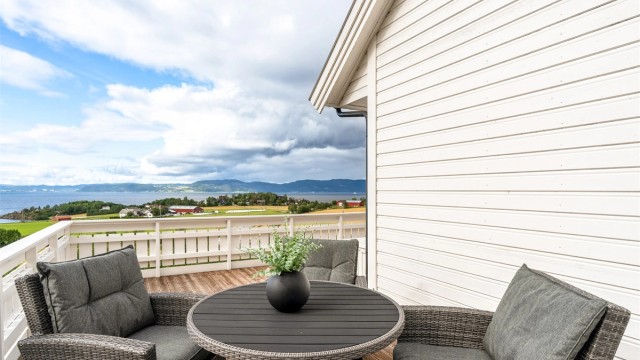 Fra stuen har man direkte utgang til en romslig veranda på hele 25 kvm med gode møbleringsmuligheter.