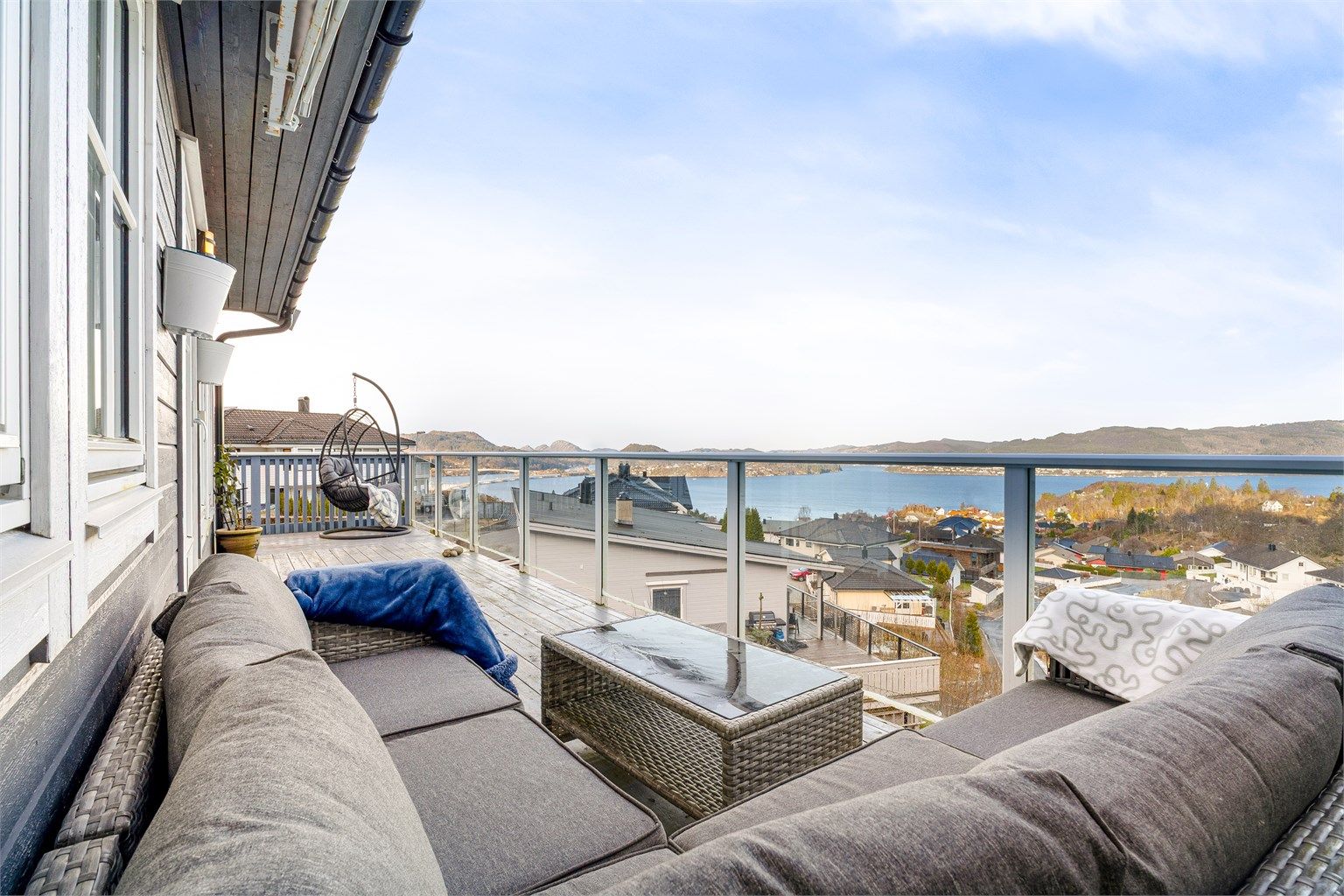 Stor balkong hvor sol og utsikt virkelig kan nytes. Balkongen strekker seg rundt huset til inngangssiden, og det er også tilkomst fra stue.