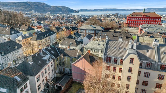 Solsiden byr også på en rekke flotte restauranter og cafeer på dagtid, og mulighet til et yrende uteliv på kveldstid.