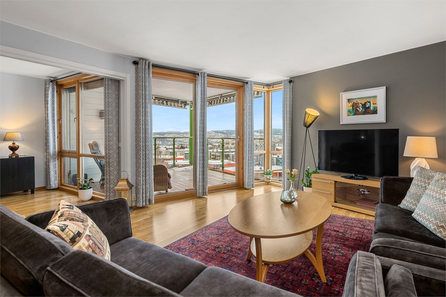 Velkommen til Bergheimsvegen 28 – en lys og svært velholdt selveierleilighet med panoramautsikt over Trondheim. 