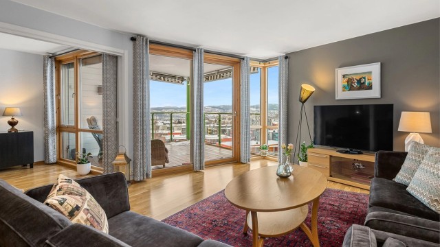 Velkommen til Bergheimsvegen 28 – en lys og svært velholdt selveierleilighet med panoramautsikt over Trondheim.