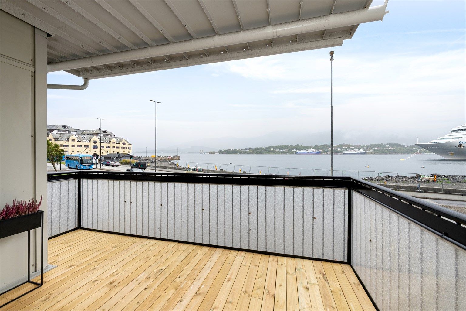 Stor hjørneterrasse mot syd og vest. Flott utsikt mot Sunnmørsalpene og Borgundfjorden. 