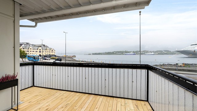 Stor hjørneterrasse mot syd og vest. Flott utsikt mot Sunnmørsalpene og Borgundfjorden.
