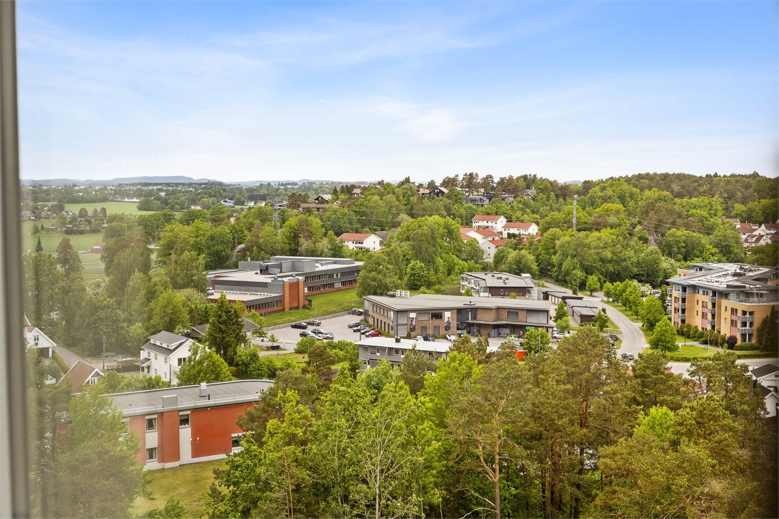 Her bor du i et veletablert og hyggelig boligområde med kort vei til matbutikk, treningssenter, skole, barnehage og flotte turområder.