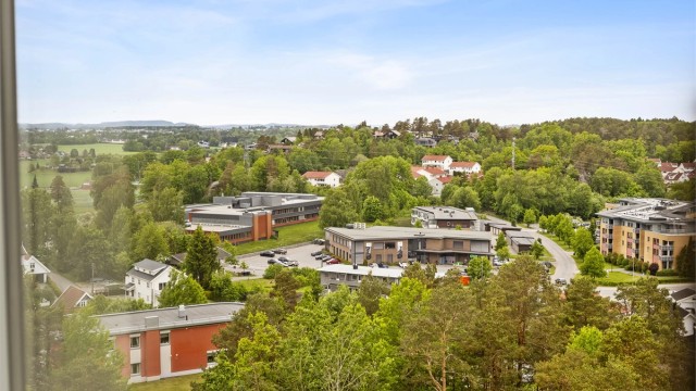 Her bor du i et veletablert og hyggelig boligområde med kort vei til matbutikk, treningssenter, skole, barnehage og flotte turområder.