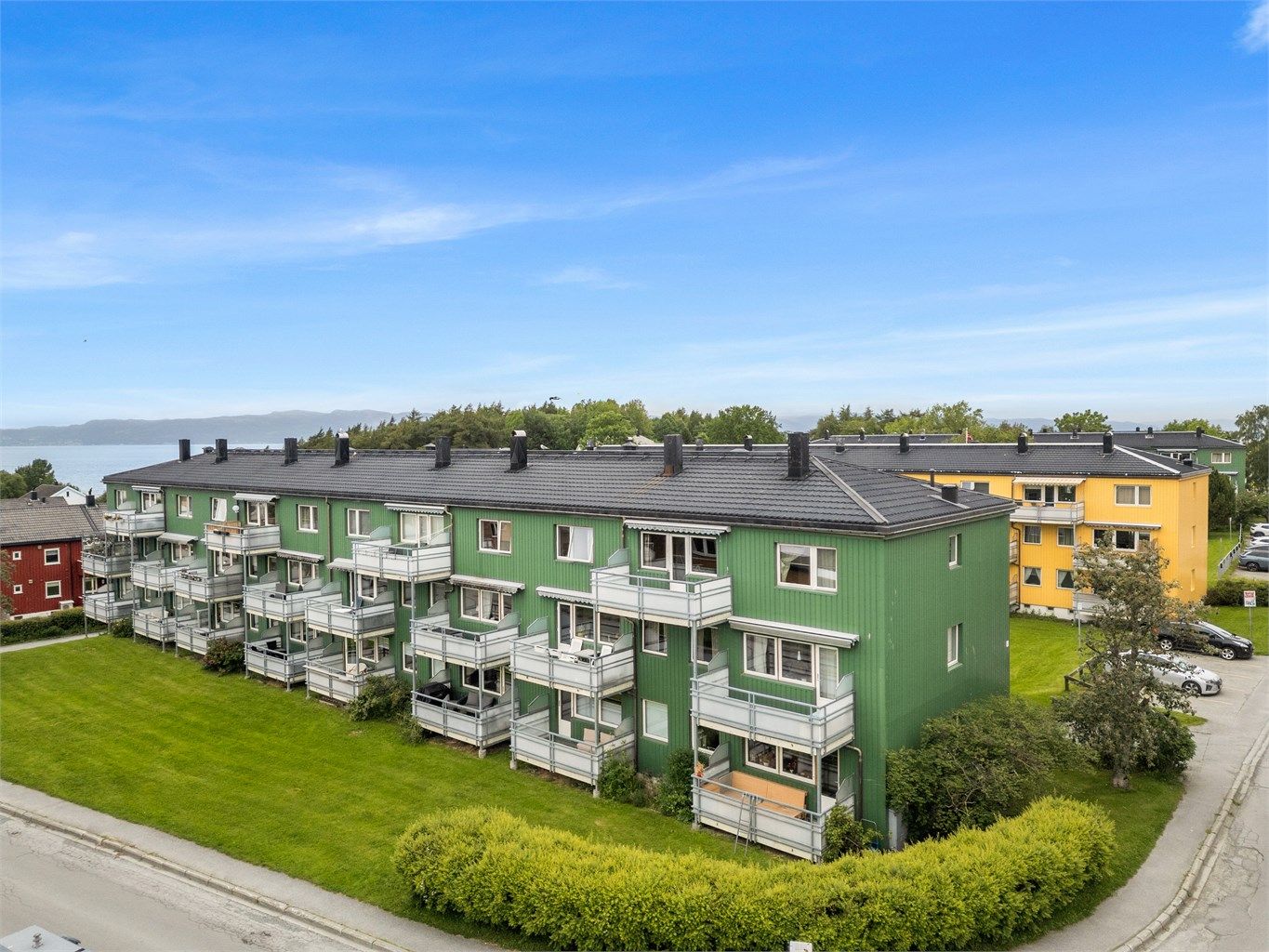 Området har gode kollektivforbindelser med hyppige bussavganger, og Trondheim sentrum nås enkelt på få minutter med sykkel, buss eller bil. Beliggenheten er også svært gunstig for studenter, med kort reisevei til flere av byens utdanningsinstitusjoner.