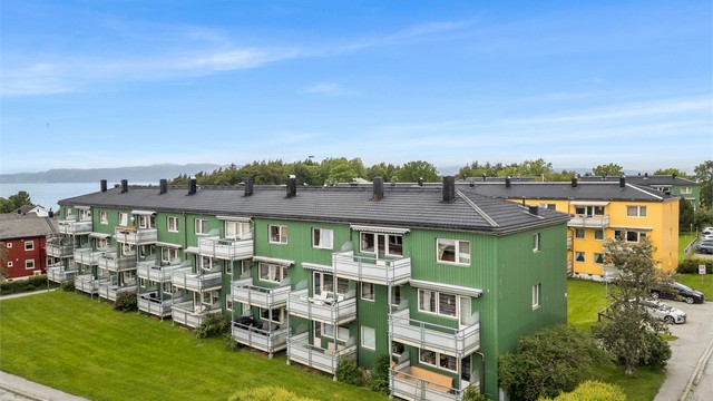 Området har gode kollektivforbindelser med hyppige bussavganger, og Trondheim sentrum nås enkelt på få minutter med sykkel, buss eller bil. Beliggenheten er også svært gunstig for studenter, med kort reisevei til flere av byens utdanningsinstitusjoner.