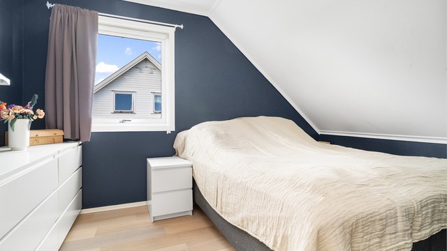 Hovedsoverom med plass til dobbeltseng og oppbevaringsmøbler.