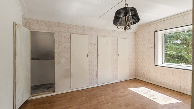 Hovedsoverommet i andre etasje er romslig og har plassbygde skap.